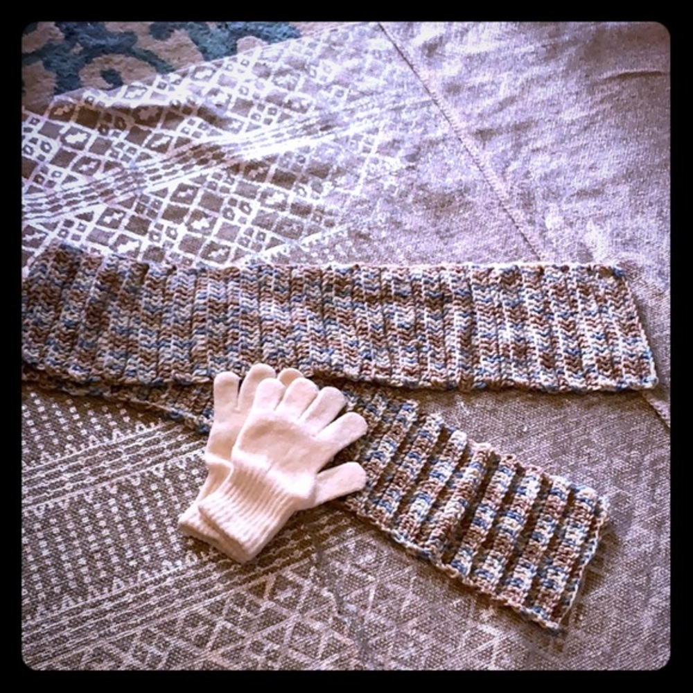 ESTATE Bundle Winter Gloves and Knitted Scarf